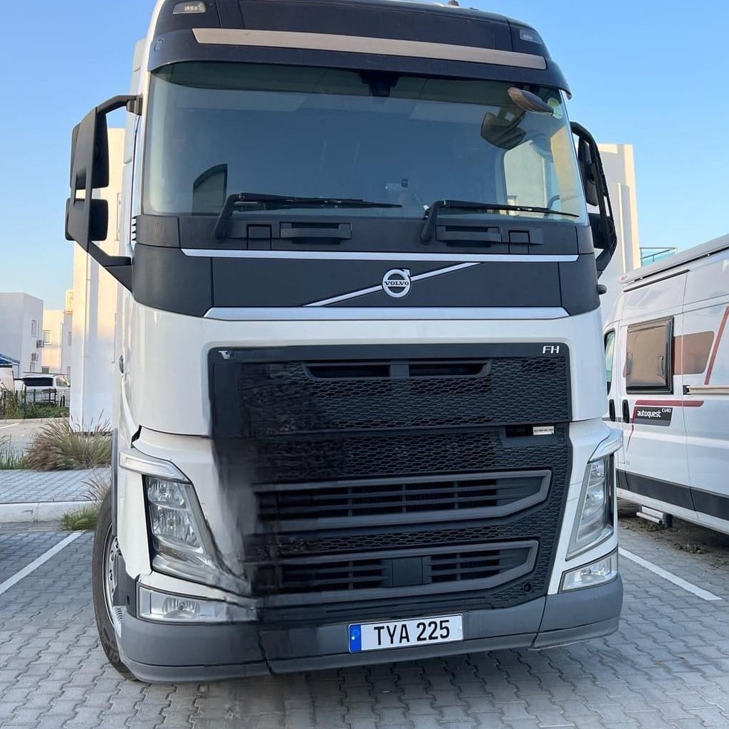 Tarihsel sokak dokusunda klasik yeşil kamyonumuzdan bir kare